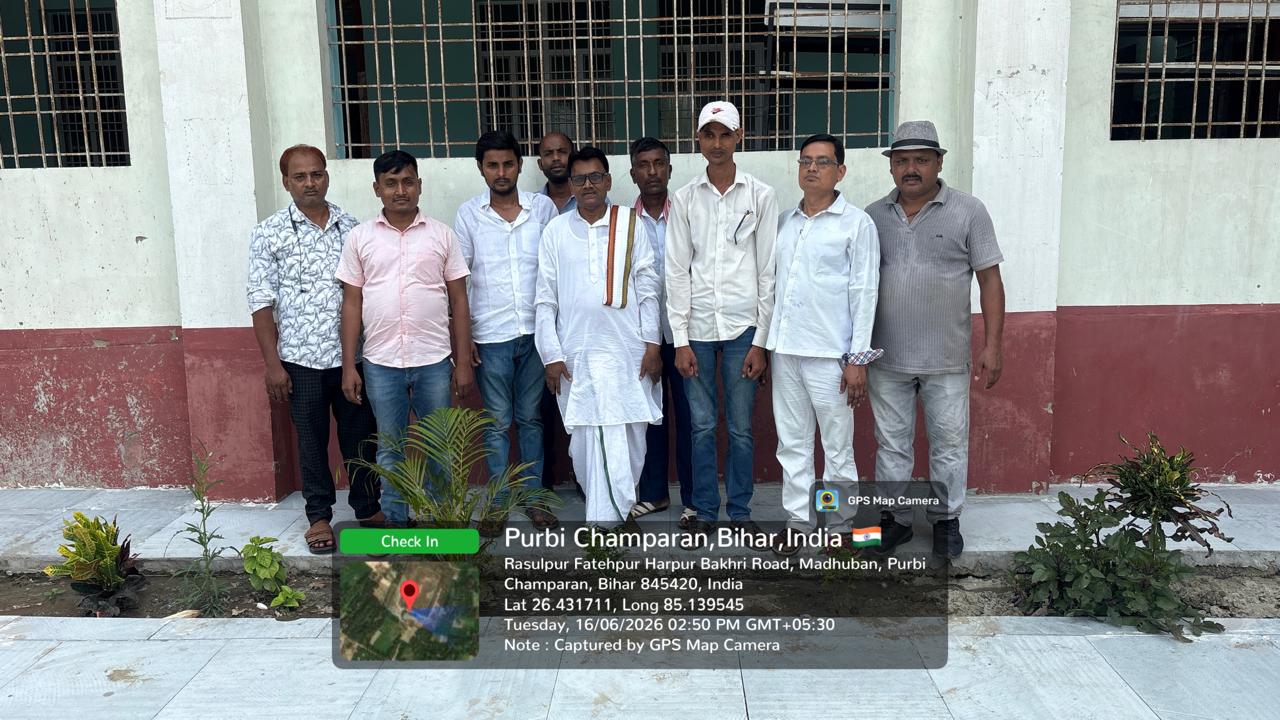 मधुबन/ राजकीय डिग्री महाविद्यालय, मधुबन में स्वच्छता अभियान के तहत परिसर की साफ़-सफाई की जा रही है | इस दौरान पर्यावरण की सुरक्षा एवं सौंदर्यीकरण के लिए प्राचार्य प्रो० (डॉ०) ब्रह्मचारी व्यास नन्दन शास्त्री ने पौधा रोपण किया | विशेष कर सुगंधित फूलों, औषधियों में कामिनी, बैगनविलिया, पथलचूर के पौधे लगा