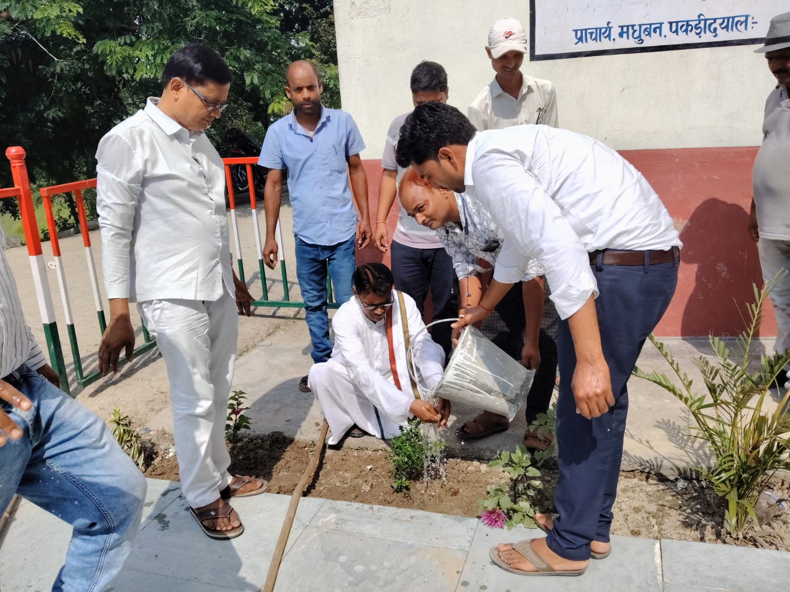 मधुबन/ राजकीय डिग्री महाविद्यालय, मधुबन में स्वच्छता अभियान के तहत परिसर की साफ़-सफाई की जा रही है | इस दौरान पर्यावरण की सुरक्षा एवं सौंदर्यीकरण के लिए प्राचार्य प्रो० (डॉ०) ब्रह्मचारी व्यास नन्दन शास्त्री ने पौधा रोपण किया | विशेष कर सुगंधित फूलों, औषधियों में कामिनी, बैगनविलिया, पथलचूर के पौधे लगा
