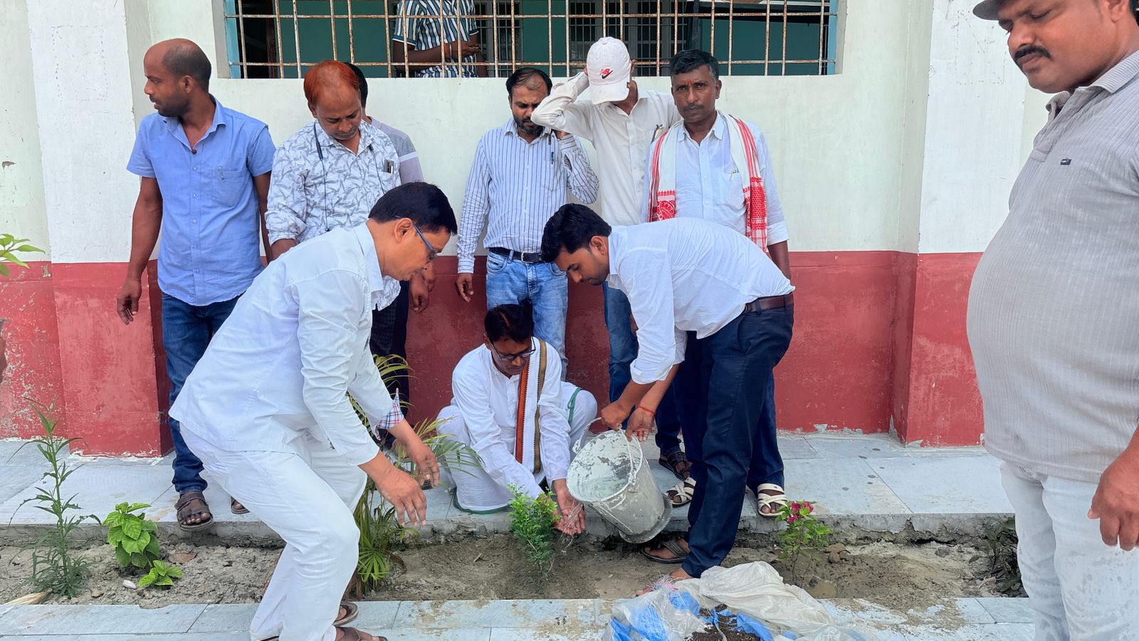 मधुबन/ राजकीय डिग्री महाविद्यालय, मधुबन में स्वच्छता अभियान के तहत परिसर की साफ़-सफाई की जा रही है | इस दौरान पर्यावरण की सुरक्षा एवं सौंदर्यीकरण के लिए प्राचार्य प्रो० (डॉ०) ब्रह्मचारी व्यास नन्दन शास्त्री ने पौधा रोपण किया | विशेष कर सुगंधित फूलों, औषधियों में कामिनी, बैगनविलिया, पथलचूर के पौधे लगा