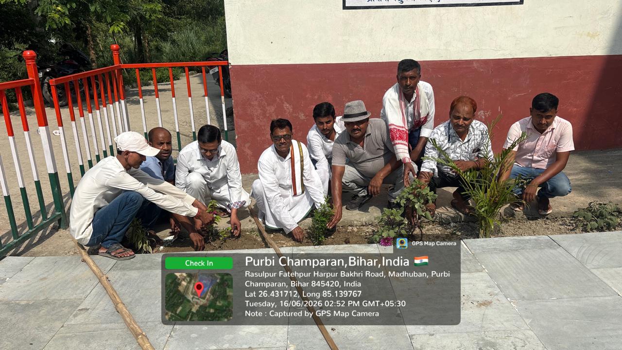 मधुबन/ राजकीय डिग्री महाविद्यालय, मधुबन में स्वच्छता अभियान के तहत परिसर की साफ़-सफाई की जा रही है | इस दौरान पर्यावरण की सुरक्षा एवं सौंदर्यीकरण के लिए प्राचार्य प्रो० (डॉ०) ब्रह्मचारी व्यास नन्दन शास्त्री ने पौधा रोपण किया | विशेष कर सुगंधित फूलों, औषधियों में कामिनी, बैगनविलिया, पथलचूर के पौधे लगा